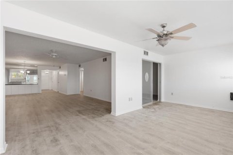 Condominio en venta en New Port Richey, Florida, 2 dormitorios, 128.95 m2 № 2093351 - foto 12