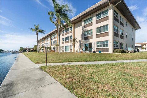 Condominio en venta en New Port Richey, Florida, 2 dormitorios, 128.95 m2 № 2093351 - foto 3