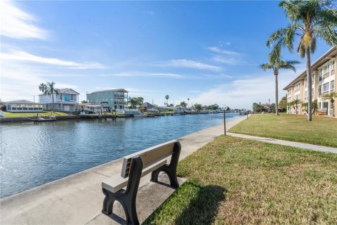 Condominio en New Port Richey, Florida, 2 dormitorios № 2093351