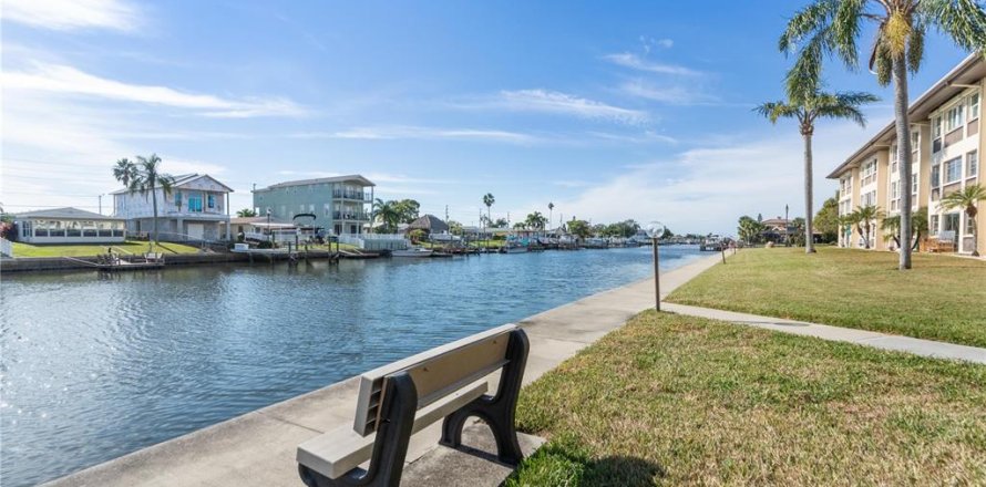 Condominio en New Port Richey, Florida, 2 dormitorios № 2093351