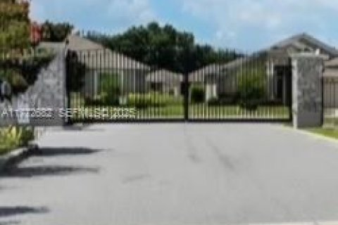 Снять в аренду виллу или дом в Лейкленд, Флорида 3 спальни, № 2037710 - фото 2