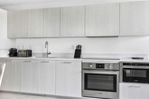 Condo in Miami, Florida, 1 bedroom  № 2057228 - photo 5