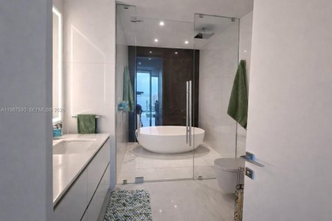 Condo in Miami, Florida, 1 bedroom  № 2051141 - photo 7