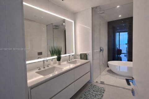 Condo in Miami, Florida, 1 bedroom  № 2051141 - photo 6