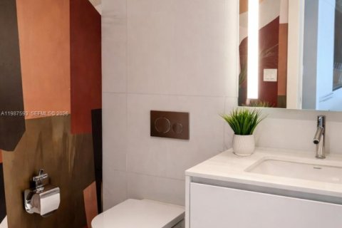 Condo in Miami, Florida, 1 bedroom  № 2051141 - photo 4