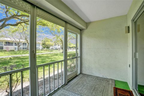 Condo in Coconut Creek, Florida, 2 bedrooms  № 1738970 - photo 9