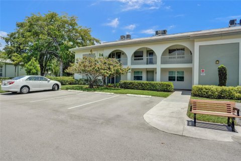 Condo in Coconut Creek, Florida, 2 bedrooms  № 1738970 - photo 1