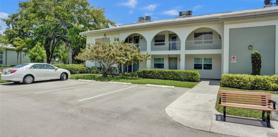 Condo in Coconut Creek, Florida, 2 bedrooms № 1738970