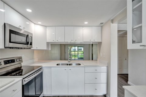 Condo in Coconut Creek, Florida, 2 bedrooms  № 1738970 - photo 11