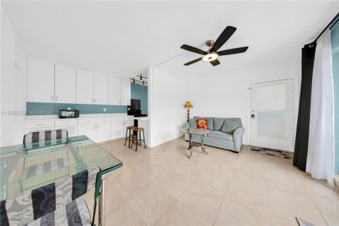 Condominio en venta en Miami Beach, Florida, 1 dormitorio, 60.39 m2 № 2176364 - foto 10