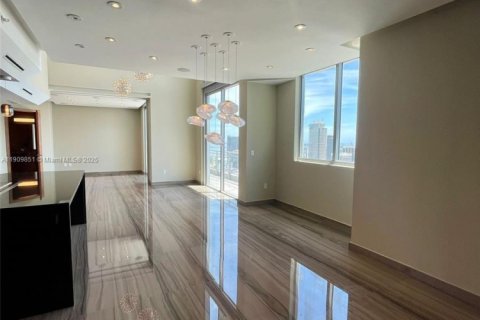 Condo in Miami, Florida, 2 bedrooms № 2016517 - photo 11