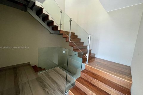 Condo in Miami, Florida, 2 bedrooms № 2016517 - photo 12