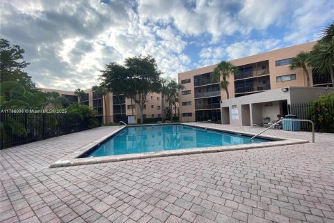 Condo in Miami, Florida, 2 bedrooms  № 1863270 - photo 6
