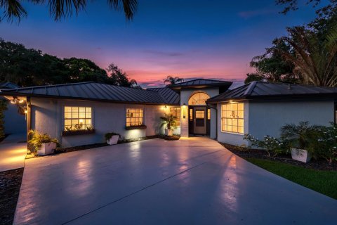 House in Port St. Lucie, Florida 4 bedrooms, 271.09 sq.m. № 2191064 - photo 2
