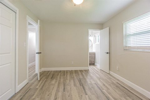 House in Dunedin, Florida 3 bedrooms, 108.14 sq.m. № 2266708 - photo 12