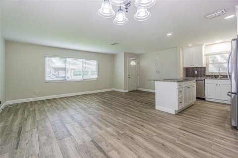 House in Dunedin, Florida 3 bedrooms, 108.14 sq.m. № 2266708 - photo 5