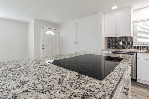 House in Dunedin, Florida 3 bedrooms, 108.14 sq.m. № 2266708 - photo 9