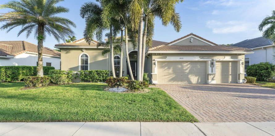 House in Lake Worth, Florida 5 bedrooms, 267.09 sq.m. № 2405860