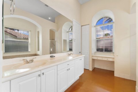 House in Lake Worth, Florida 5 bedrooms, 267.09 sq.m. № 2405860 - photo 12