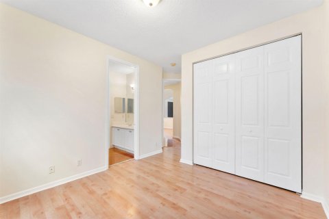 House in Lake Worth, Florida 5 bedrooms, 267.09 sq.m. № 2405860 - photo 17