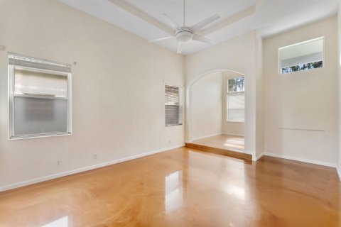 House in Lake Worth, Florida 5 bedrooms, 267.09 sq.m. № 2405860 - photo 9