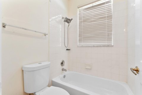 House in Lake Worth, Florida 5 bedrooms, 267.09 sq.m. № 2405860 - photo 19