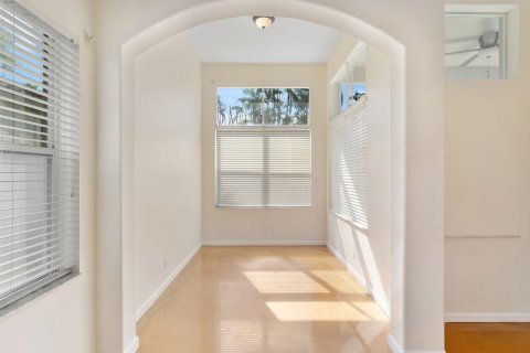 House in Lake Worth, Florida 5 bedrooms, 267.09 sq.m. № 2405860 - photo 10