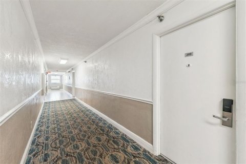 Condo in Daytona Beach, Florida, 1 bedroom  № 2118799 - photo 5