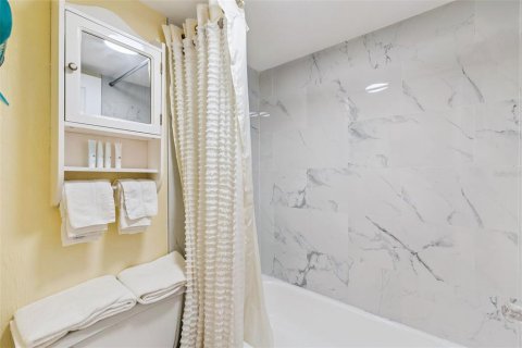 Condo in Daytona Beach, Florida, 1 bedroom  № 2118799 - photo 13