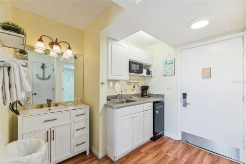 Condo in Daytona Beach, Florida, 1 bedroom  № 2118799 - photo 6