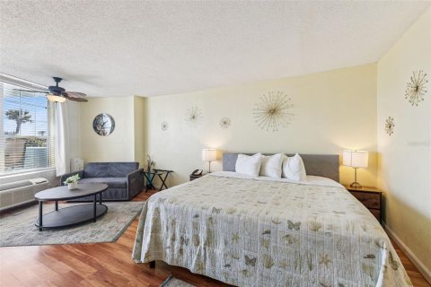 Condo in Daytona Beach, Florida, 1 bedroom  № 2118799 - photo 9