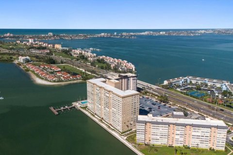 Condo à Saint Petersburg, Floride, 2 chambres  № 2399506