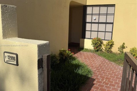 Condo in Miami, Florida, 2 bedrooms  № 1971018 - photo 1