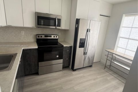 Condo in Miami, Florida, 2 bedrooms  № 1971018 - photo 2