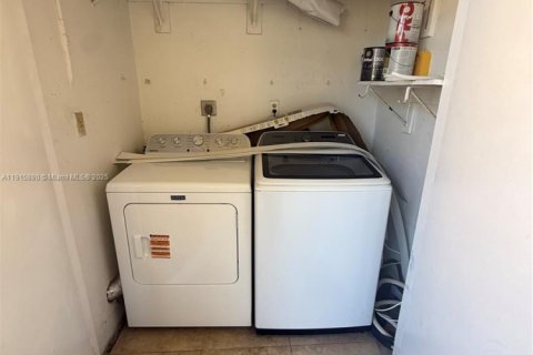 Condo in Miami, Florida, 2 bedrooms  № 1971018 - photo 11