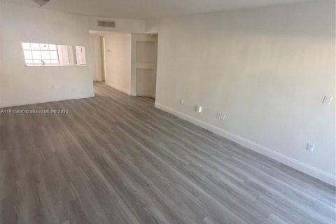 Condo in Miami, Florida, 2 bedrooms  № 1971018 - photo 9