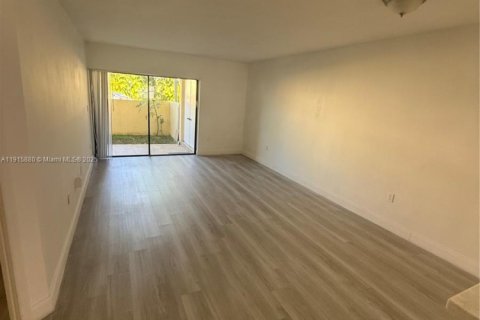 Condo in Miami, Florida, 2 bedrooms  № 1971018 - photo 3