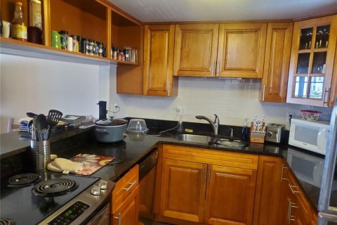 Condo in Seminole, Florida, 2 bedrooms № 2237321 - photo 9
