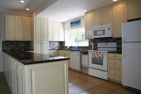 Condo in Seminole, Florida, 2 bedrooms № 2237321 - photo 23