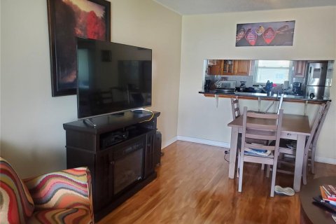 Condo in Seminole, Florida, 2 bedrooms № 2237321 - photo 6