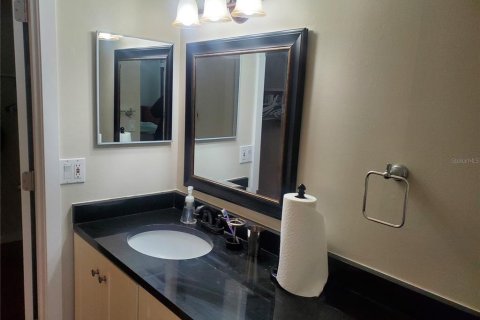 Condo in Seminole, Florida, 2 bedrooms № 2237321 - photo 14