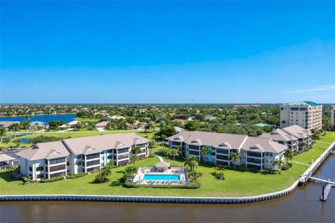 Condominio en Punta Gorda, Florida, 2 dormitorios  № 2418394
