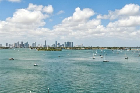 Estudio en el Condominio en Miami Beach, Florida  № 2077003