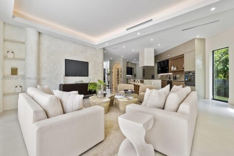 House in Miami, Florida 6 bedrooms, 643.63 sq.m. № 2189055 - photo 10