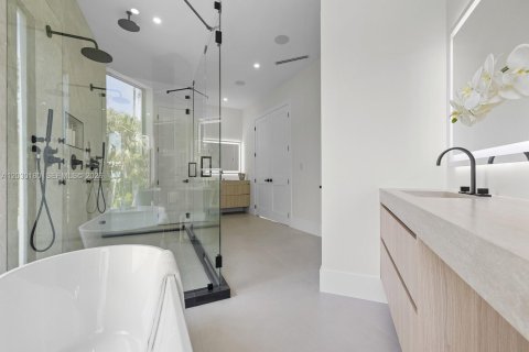 House in Miami, Florida 6 bedrooms, 643.63 sq.m. № 2189055 - photo 17