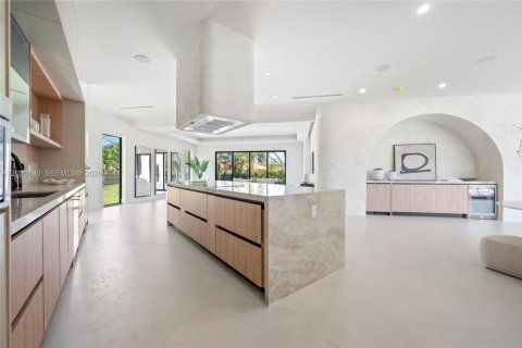 House in Miami, Florida 6 bedrooms, 643.63 sq.m. № 2189055 - photo 6