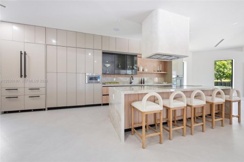 House in Miami, Florida 6 bedrooms, 643.63 sq.m. № 2189055 - photo 7
