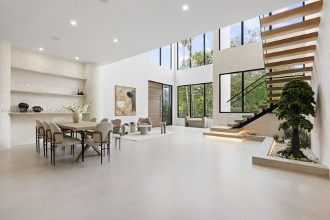 House in Miami, Florida 6 bedrooms, 643.63 sq.m. № 2189055 - photo 2