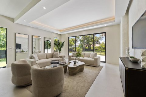 House in Miami, Florida 6 bedrooms, 643.63 sq.m. № 2189055 - photo 11