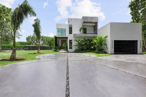 House in Miami, Florida 6 bedrooms, 643.63 sq.m. № 2189055 - photo 3